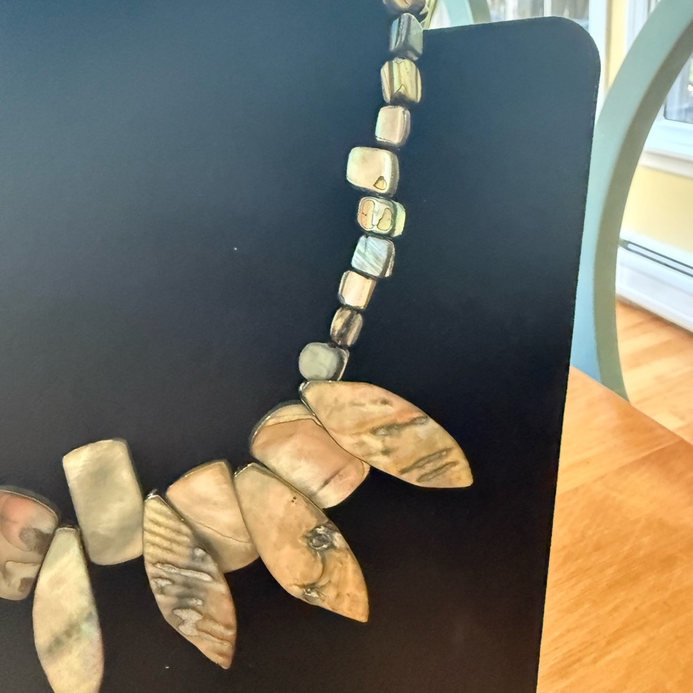 Elegant Shell Necklace - Picture 4 of 5